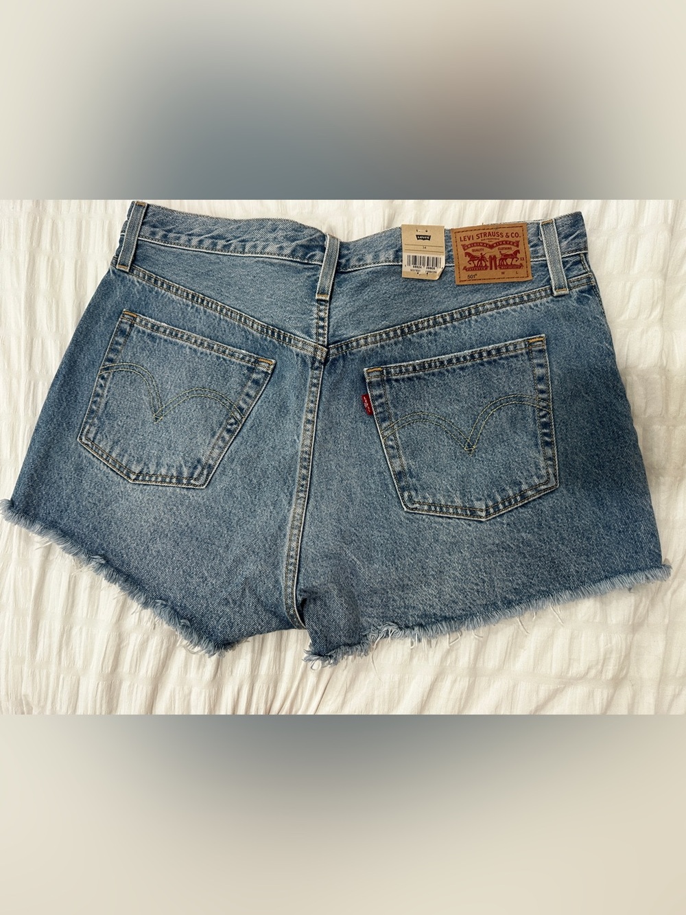NWT Levi’s 501 Shorts Women’s size 34 Medium Wash 100% Cotton - Picture 2 of 6